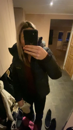 Sail Racing jacka  - Jackan är i ett jätte bra skick endast använda förra vintern, den jag inte några skador. Jackans ny pris är 4200kr 