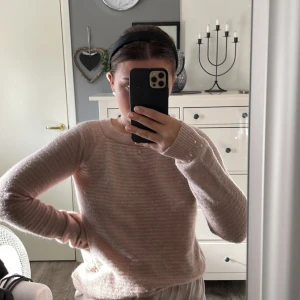 Stickad tröja - Jättemysig stickad tröja från Cubus. Inte använd så mycket därav väldigt bra skick. Den är mer ljusrosa än vad bilden visar. Perfekt till hösten😍 hör av er vid frågor