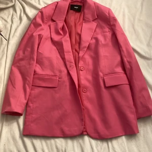 Rosa baggy kavaj - Använt en gång, säljer för att den inte riktigt är min stil längre. Storlek S men den är stor för sin storlek. Från bikbok och ca ett år gammalt! Frakten står köparen för! Fint skick!