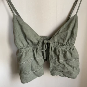 Söt topp i linnematerial - Gullig topp/blus i så fin färg! Väldigt smickrande på. Aldrig använd 🥰