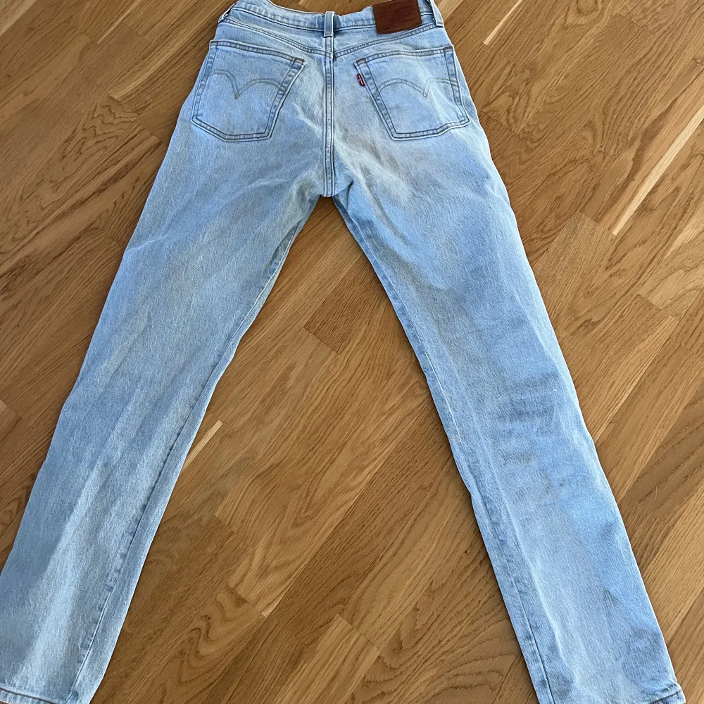 Ljusblå Levis 501 jeans i rak modell! Inga defekter eller dylikt. Storlek W24/L30. Nypris 1.100kr. Jeans & Byxor.