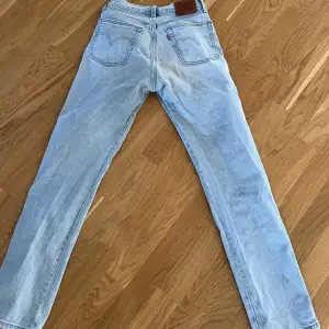 Ljusblå Levis 501 jeans i rak modell! Inga defekter eller dylikt. Storlek W24/L30. Nypris 1.100kr