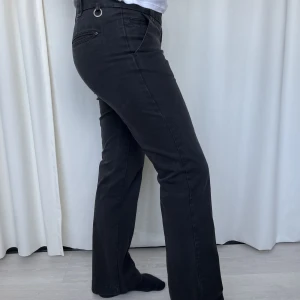 Flared kostymbyxor  - Säljer dessa flared kostymbyxor i bommullsmaterial. De är någonstans mellan low-rised och mid-rised och har midjemåttet ca 80cm. Deras innerbenslängd är 78cm och är 23cm (tvärs över, totalt 46cm) i the flare. Skriv gärna vid frågor<3