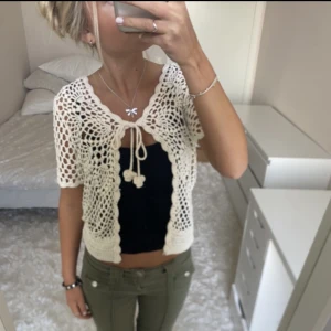 Kortärmad kofta - Säljer denna kortärmade kofta/bolero. Har du någon fråga är det bara att höra av dig🫶🏻