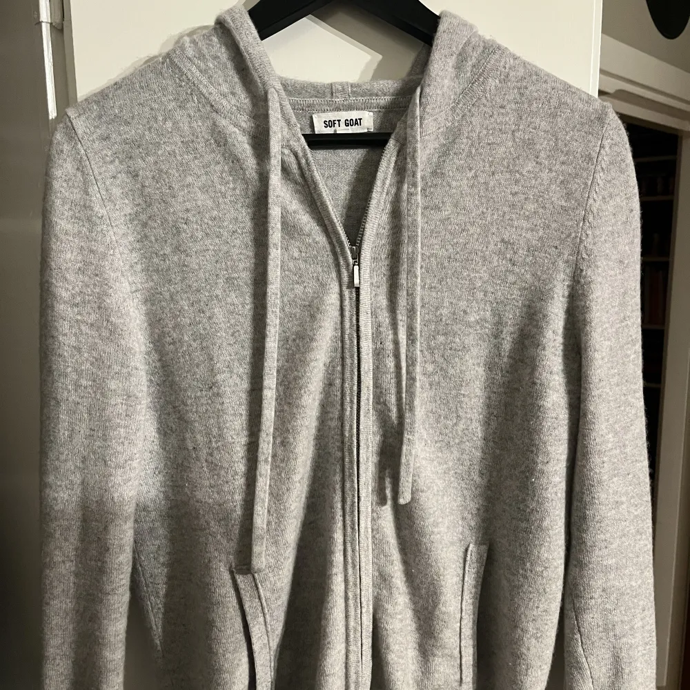 Säljer nu denna snygga cashmere hoodie från Soft Goat. Den är i dam modell men passar ändå mig som är kille suveränt😎😎Ända defekten är hålet som ni ser på tredje bilden. Är även öppen för byten i andra färger i storlek L. Nypris: 2800kr, mitt pris 1499kr🤩. Hoodies.
