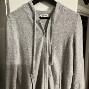 Soft goat zip hoodie - Säljer nu denna snygga cashmere hoodie från Soft Goat. Den är i dam modell men passar ändå mig som är kille suveränt😎😎Ända defekten är hålet som ni ser på tredje bilden. Är även öppen för byten i andra färger i storlek L. Nypris: 2800kr, mitt pris 1499kr🤩