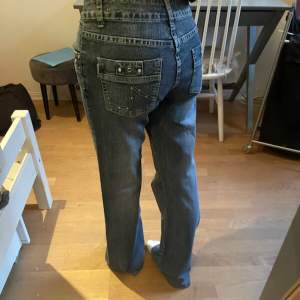 Jättefina lågmidjade jeans. Bra skick. Jag är ca 160 och de är lite för långa. Midjemått 34 cm tvärsöver, Innerbenslängd 74 cm .Hör av er om frågor💓💓