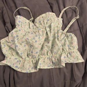 Crop top  - Fin blommig croptop som inte kommer till användning längre använd gärna köp nu 