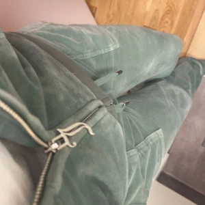 Grönt juicy set - Säljer detta juicy set då de inte kommer till användning, skulle säga att de väldigt bra skick förutom att en av metallgrejen på koftan har lossnat. Byxan är i storlek s och koftan M.  Skriv privat för bilder på tydligare bilder!💘 är 170cm lång!