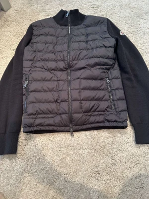 Moncler Cardigan - Säljer denna riktigt snygga cardigan. Nästan oanvänd, inga flaws. 