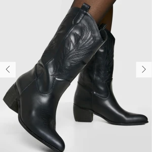 Cowboys boots - Helt oanvända från bohoo assnygga, beställde två par i olika storlekar så behöver ej dessa.