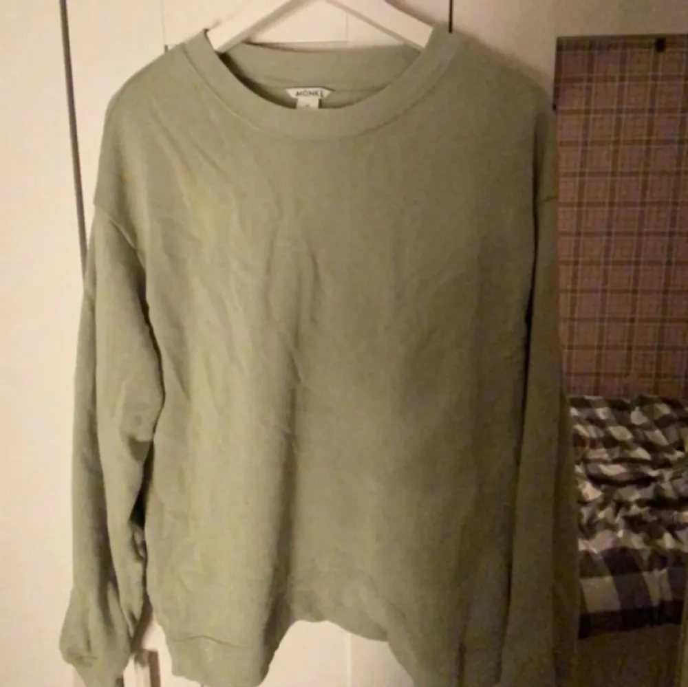 En grön sweatshirt från monki och säljs för att den inte används . Hoodies.