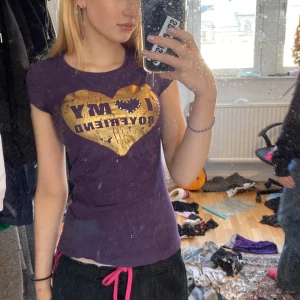 Lila t-shirt med tryck - Lila t-shirt med ”I ❤️my boyfriend” tryckt och ett guldigt hjärta runt. Storlek XS. Skriv för fler bilder eller om du undrar något💗