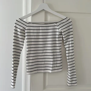 Tröja  - Söt randig lite off-shoulder topp från Gina. Knappt använd och jättefin!⭐️🙂