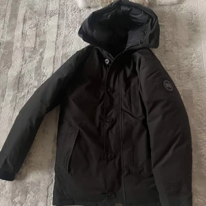 Canda goose jacka - Canda goose jacka, helt ny knappt använd har haft den två veckor. Storlek M finns att hämta i Växjö.