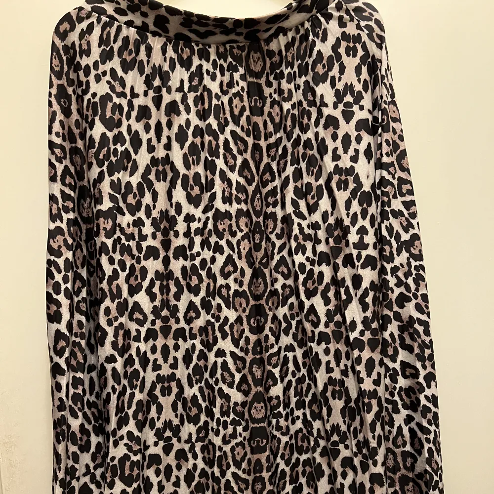 Leopardmönstrad kjol från Gina Tricot. Strl M. Älskar denna men använder knappt längre tyvärr. . Kjolar.