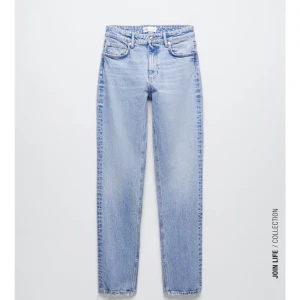 Fina lpgmidjade Jeans från zara, slit längst ner💓 - Lågmidjade med slit, använda fåtal gånger, fler bilder kan skickas 
