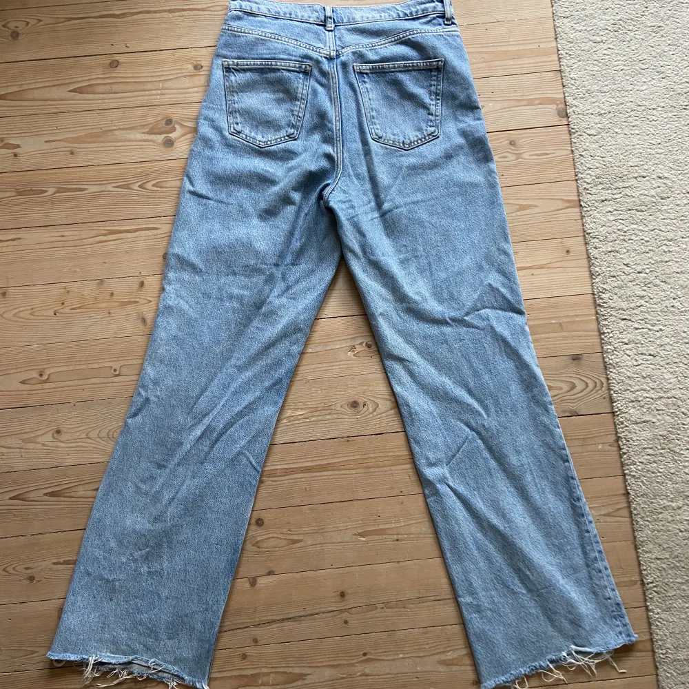 Sjukt snygga jeans från zara i storlek 40. Relativt mjuka och sköna i materialet. . Jeans & Byxor.