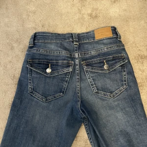 Jeans - Ett par supersnygga lowwaist jeans från Gina!  Supersnygga och har även snygga bakfickor. Bra skick och säljs pga att det inte används. Storlek 32  Nypris 500kr Mitt pris:350kr