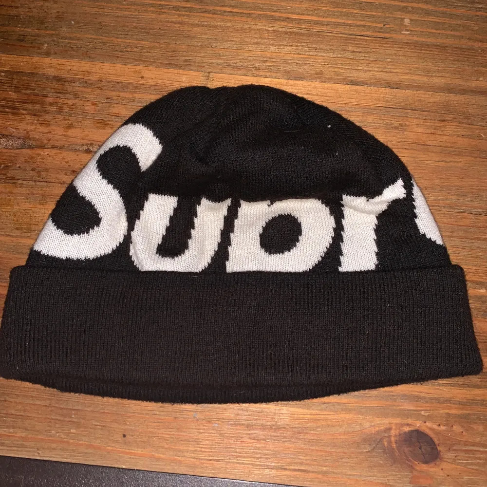 Hej säljer min Supreme mössa för den kmr it till användning. Köptes för 1500kr. Cond 9/10 . Accessoarer.