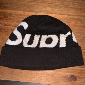 Supreme mössa - Hej säljer min Supreme mössa för den kmr it till användning. Köptes för 1500kr. Cond 9/10 