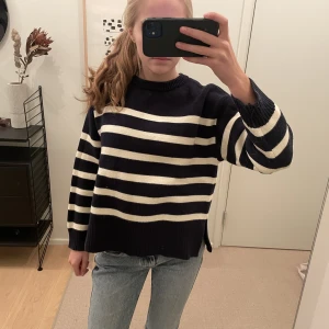 Randig stickad tröja zara  - Blå och vitrandiga stickad tröja från zara. Använd 1 gång!💓