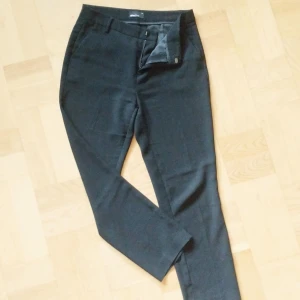 Kostymbyxor - Måste tyvärr sälja mina favvo kostymbyxor då de har blivit lite för stora för mig. Sitter verkligen jättefint på 🤍