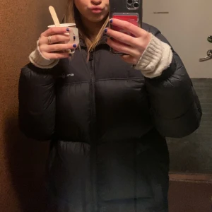 Sailracing jacka - säljer min sparsamt andvända sailracing jacka utan hål eller andra skador. Nypris 3000