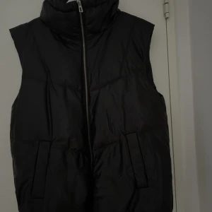 Brun/vinröd väst🤎 - Supergosig väst från Zara. Aldrig använd så i fint skick! Färgen är lite svår att visa men jag skulle säga att den är en blandning av mörkbrun och vinröd🍂