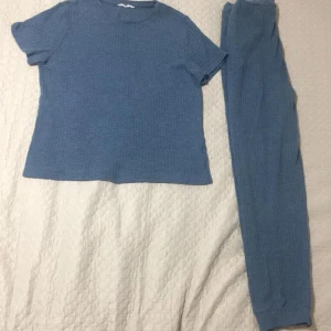 Ett sätt t-shirt med byxor Kille pyjamas - .