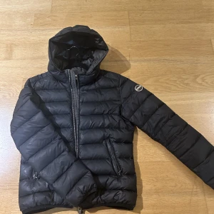 Colmar jacka - Snygg och varm jacka från Colmar. Säljs pga för liten och används ej längre!  Storlek 40 (italiensk storlek) motsvarar xs/34. Fint skick.  Kan skicka fler bilder vid förfrågan💞 