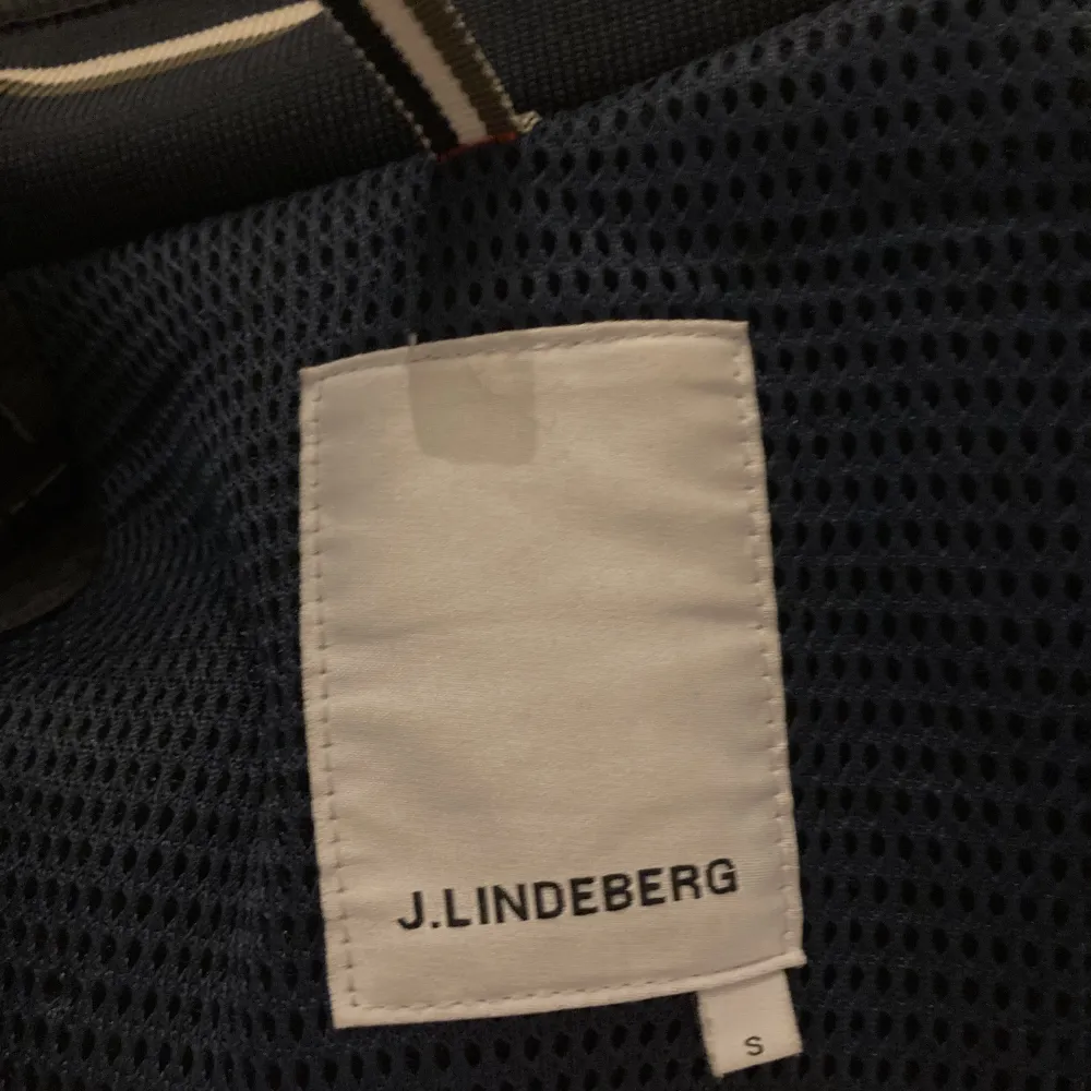 Tjena, säljer min J.Lindeberg jacka som är perfekt nu till hösten. Jackan är i storlek S men skulle säga att den passar en som bär M. Hör av er vid övriga frågor. . Jackor.
