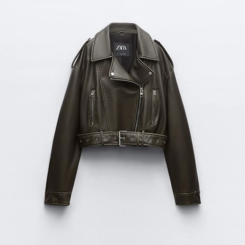 Den populära Zara crop biker jacket i skinnimitation. Använd fåtal gånger.  Storlek XL för oversized look.  Vid frågor eller prisförslag skicka dm .. Jackor.