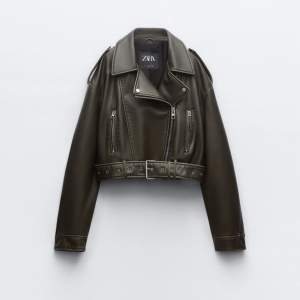 Den populära Zara crop biker jacket i skinnimitation. Använd fåtal gånger.  Storlek XL för oversized look.  Vid frågor eller prisförslag skicka dm .