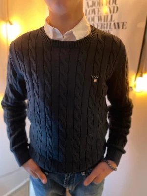 Gant tröja  - Supersnygg gant tröja. Den är köpt för ca1000kr i slutet av förra året. Skicket på tröjan är 9/10 och den är helt utan problem. Modellen på bilden är 174cm och väger 54kg. Den passar helt perfekt nu till höstenoch kan såklart gå ner i vid snabb affär🍁🍂🤗