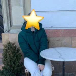 så snygg pufferjacka  - säljer denna sjukt snygga pufferjacka från monki! så skön att ha på vintern och så snygg! säljer då den inte kommer till användning längre. i nyskick, skriv för fler frågor/bilder💓💓