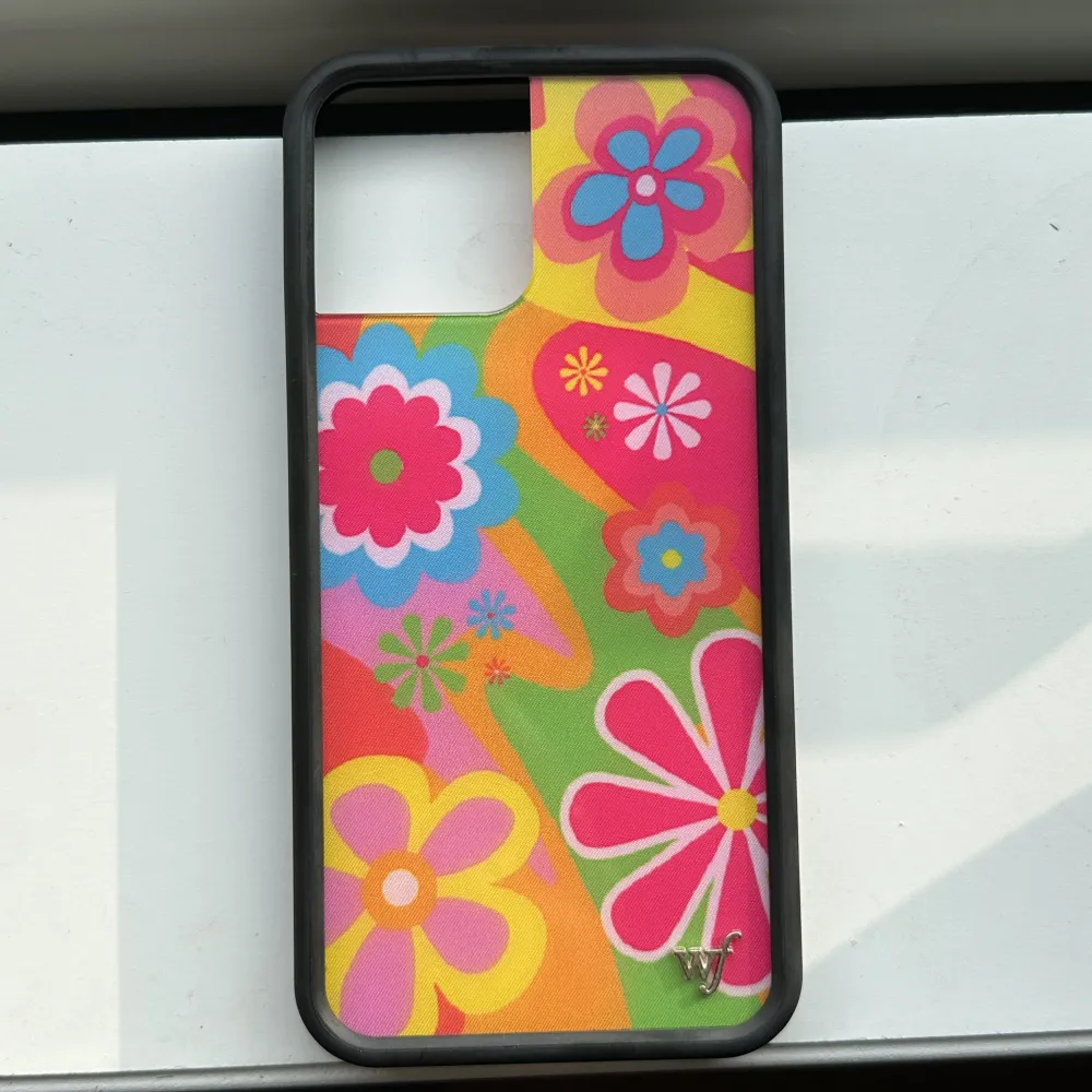 Ett iPhone skal till iPhone 12 pro Max från märket Wildflower. Köpt för något år sedan. Sparsamt använt. I bra skick. Två stickers + orginalförpackningen medföljer. . Övrigt.