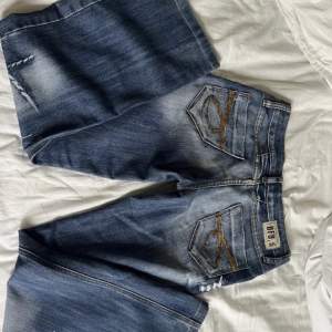 lågmidjade bootcut jeans med fina detaljer💓de är i bra skick har bara använts ett par gånger🫶🏼