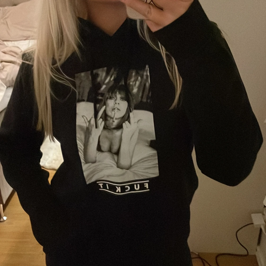 Svart hoodie med tryck  - 91
