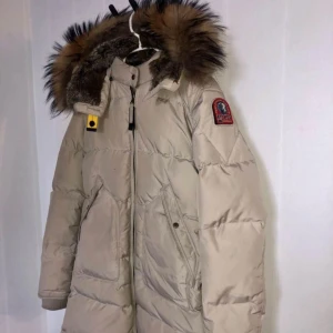 Parajumper - Superfin Parajumper Storlek: Young medium - skulle säga att det motsvarar Dam XS  3000 kronor eller högst bud!  Nypris: 7499 kronor 