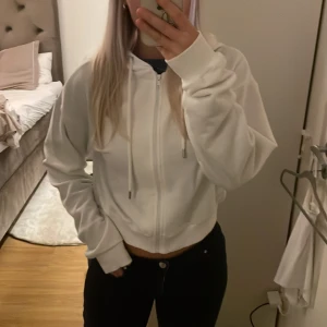 Vit sweatshirt  - Helt oanvänd vit sweatshirt från Nelly , storlek s , väldigt fin passform som är stor men inte så lång , priset går att diskuteras💗
