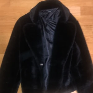Päls jacka - Svart päls jacka. använder inte den längre. inga defekter
