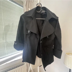 Trekvartsärmad jacka - Säljer denna trekvartsärmade jackan 🤎så fin till hösten!