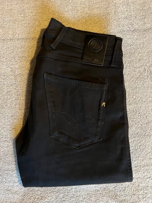 Replay Jeans - Hej! säljer ett par Replay Jeans i jättebra skick. Dom är storlek 30x32 och har stretch. Köpte dom på NK i Göteborg för ca 1600kr  Hör av dig vid frågor