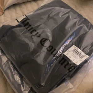 Juicy Couture  - (För fler bilder hur de ser ut och sitter på så skriv till mig så skickar jag). Säljer juicy couture byxor. De är knappt använda och är bra skick.  Priset kan diskuteras. 