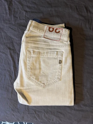 Dondup Jeans - Hej! Säljer nu ett par Dondup jeans i beige/vit. Modell: George Bra skick utan fläckar eller hål.  Hör av dig vid fler frågor!  Med vänliga hälsningar