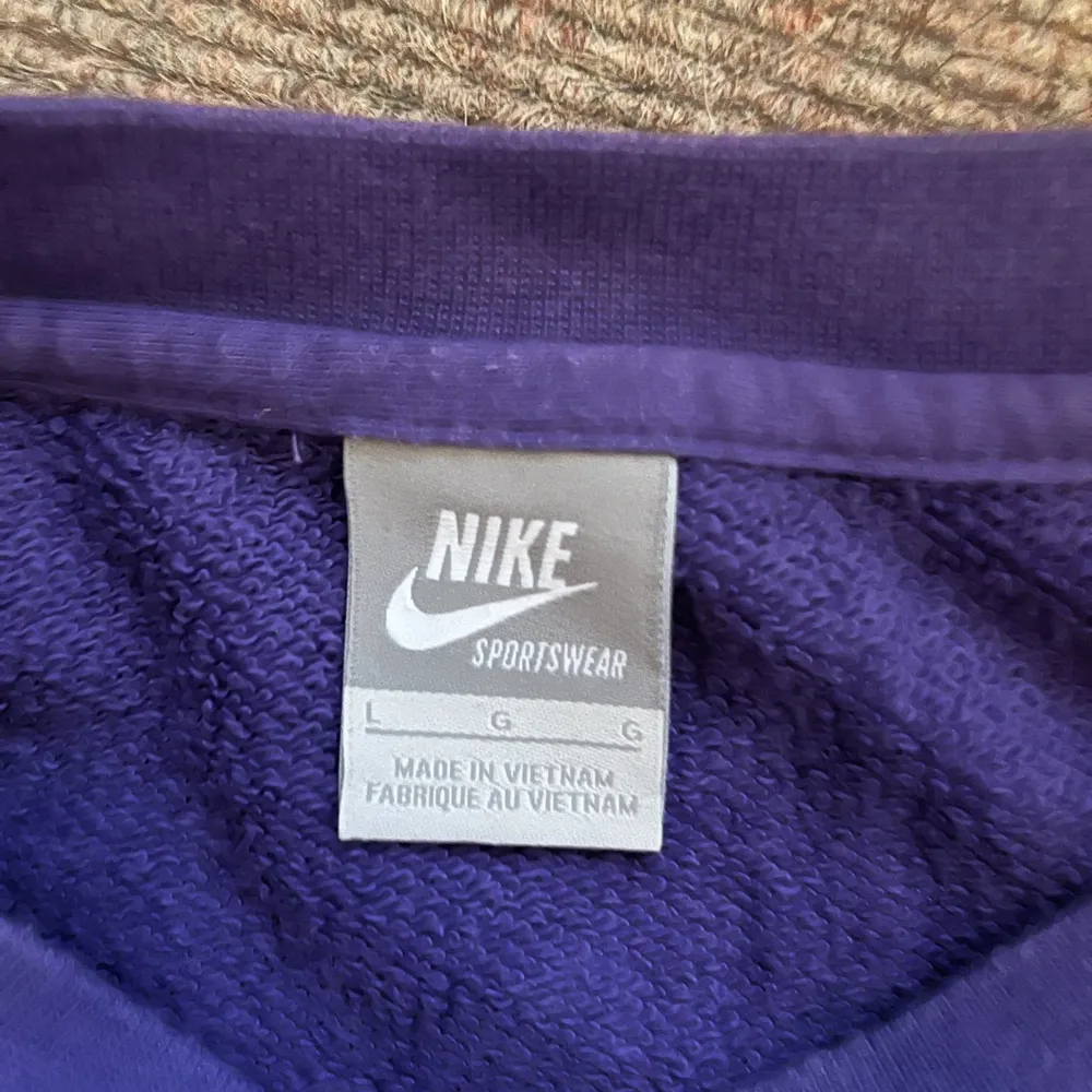 Vintage Nike Sweatshirt i lila från 80-talet. Bra skick (men använd väl). Storlek L men skulle säga att den passar S-L beroende på hur man vill att den sitter. Om ni har fler frågor så skriv bara😊 . Hoodies.