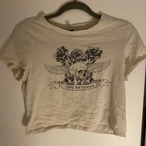 Topp  - Beige t-shirt som inte passar min stil. Aldrig använd, endast testad. Skriv för fler bilder/frågor💕