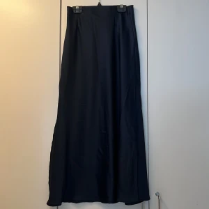 Kjol bikbok  - Kjolen går lite längre ner än knäna på mig, endast använd en gång, som ny. Färgen visas inte jättebra så skriv för fler bilder!