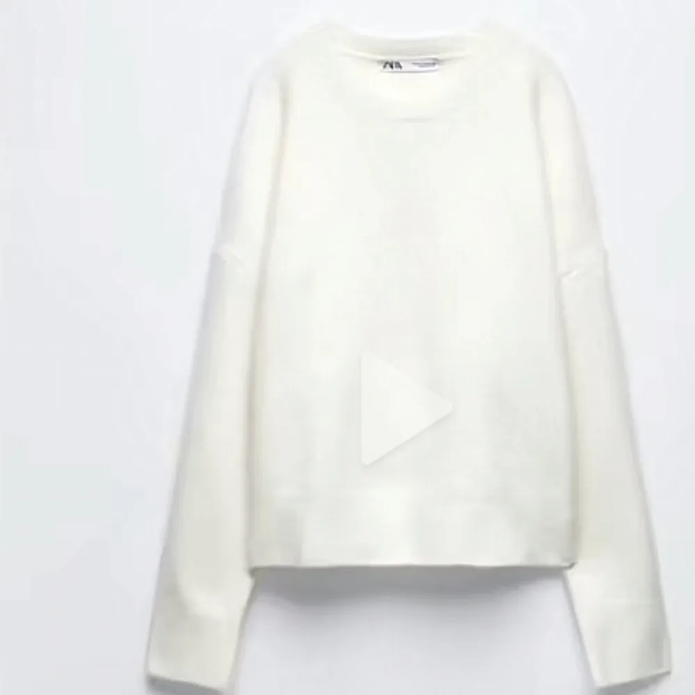Säljer denna jättesköna vit stickade  tröjan från zara. Inga defekter och inte knopprig💕 (inte mina bilder) . Tröjor & Koftor.